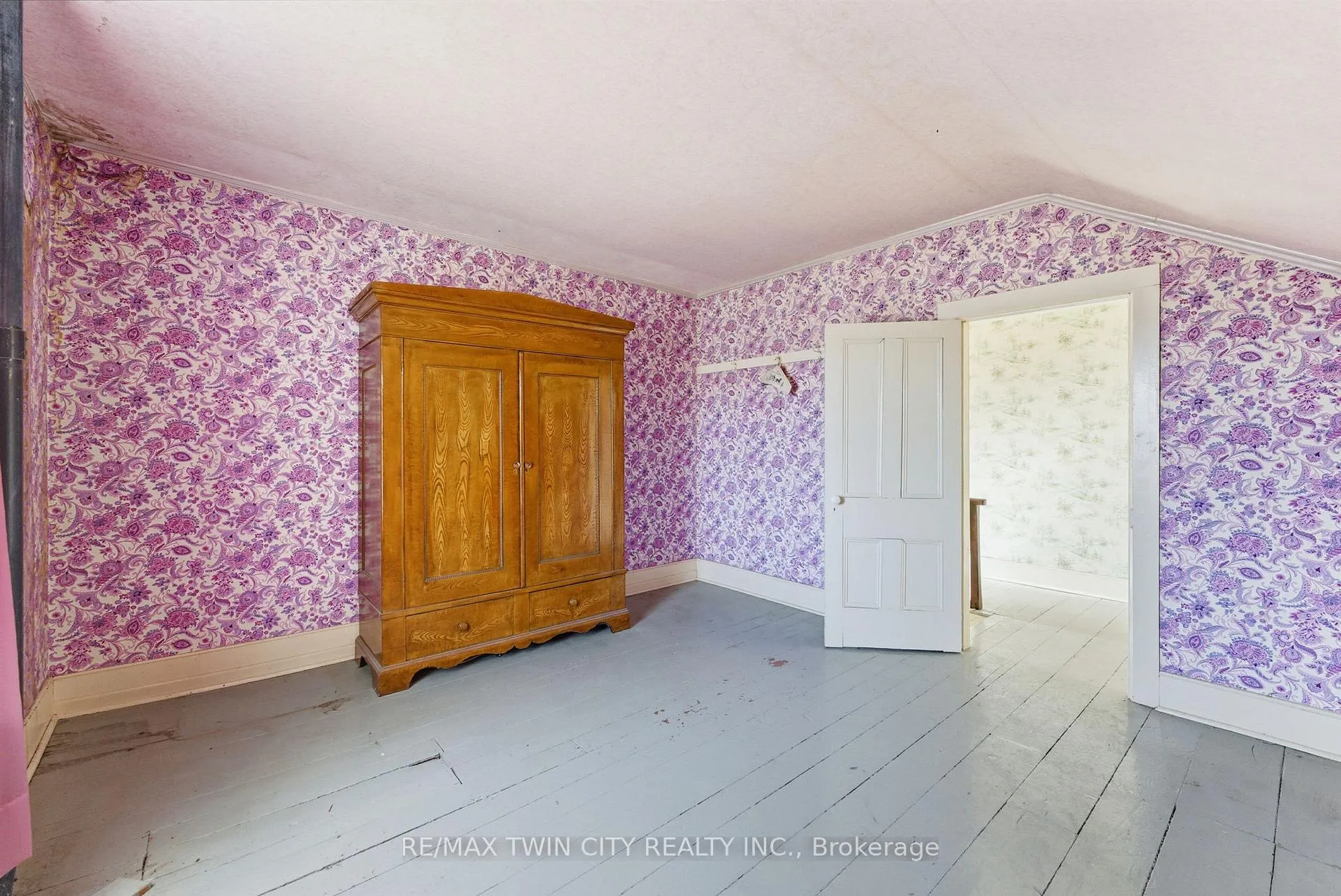 Photo 16 of 1804 Gore Road, Hamilton, Rural Flamborough — HOMEH