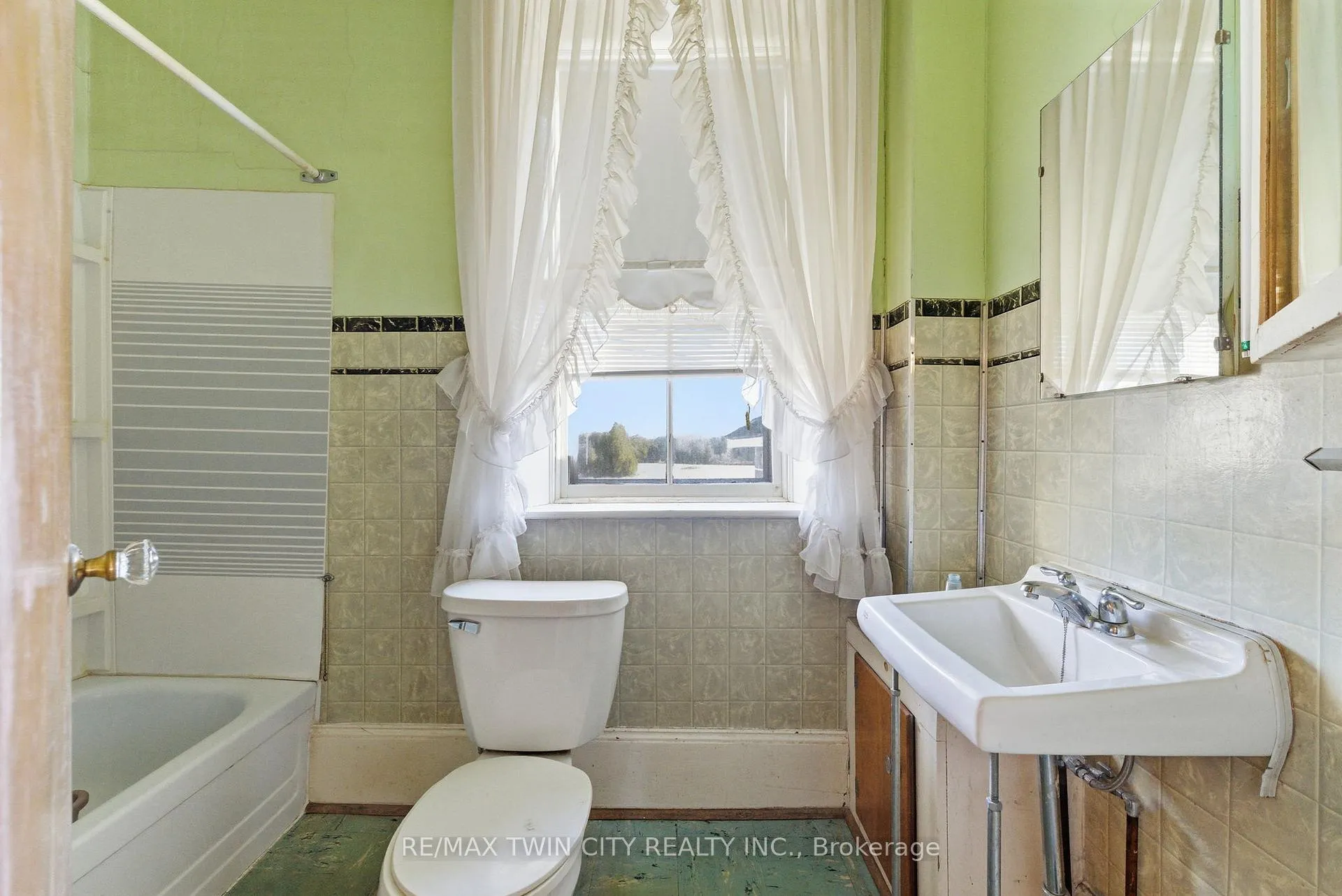 Photo 19 of 1804 Gore Road, Hamilton, Rural Flamborough — HOMEH