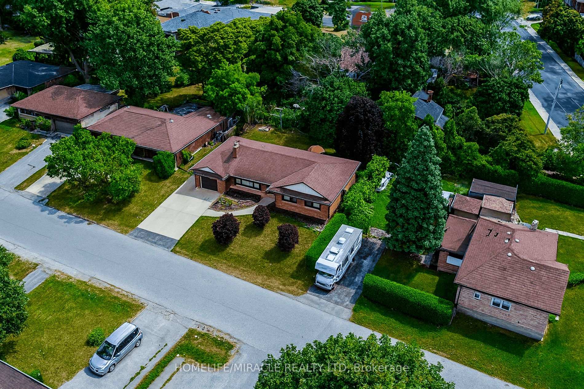 Photo 1 of 18 Manor Place, Hamilton, Stoney Creek — HOMEH