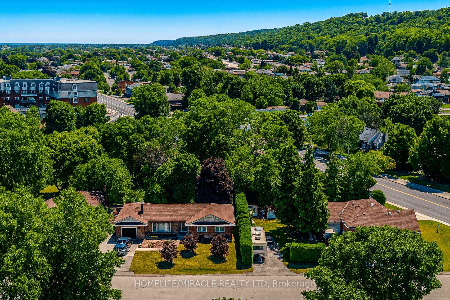 Photo 2 of 18 Manor Place, Hamilton, Stoney Creek — HOMEH