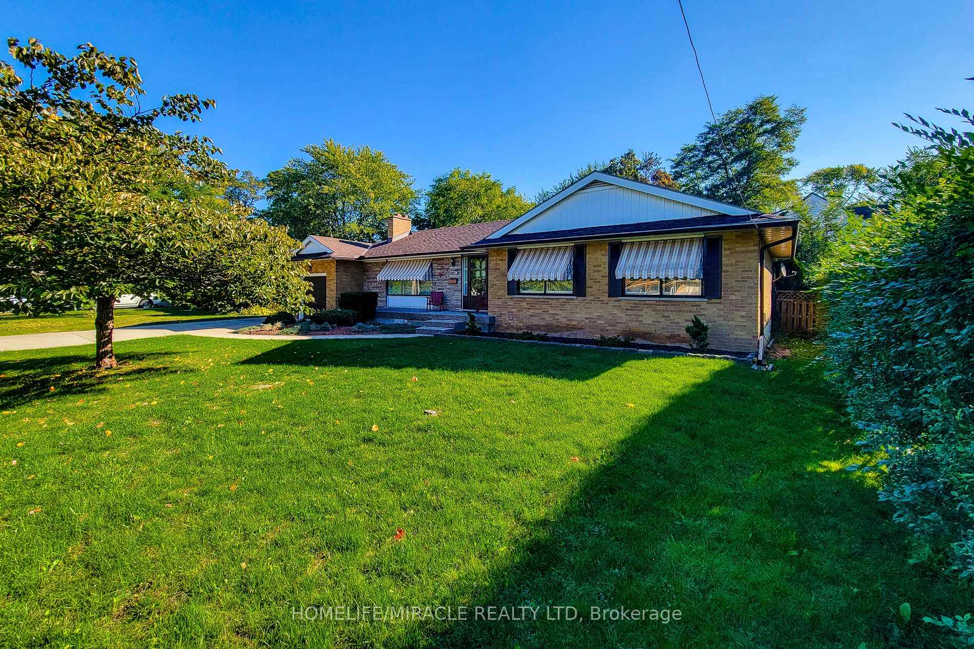 Photo 3 of 18 Manor Place, Hamilton, Stoney Creek — HOMEH