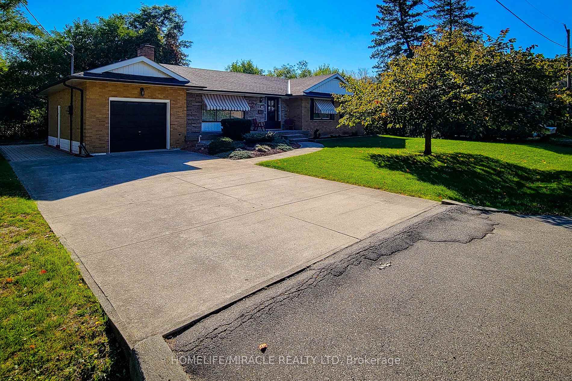 Photo 4 of 18 Manor Place, Hamilton, Stoney Creek — HOMEH