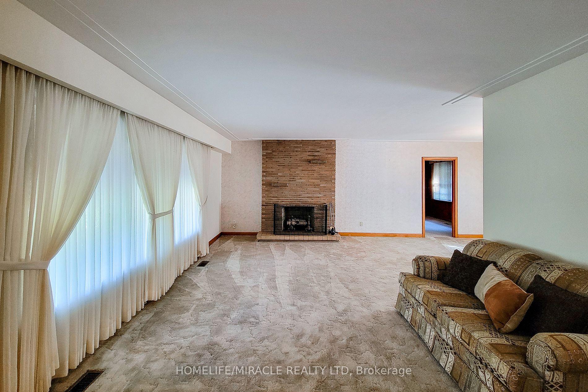 Photo 8 of 18 Manor Place, Hamilton, Stoney Creek — HOMEH