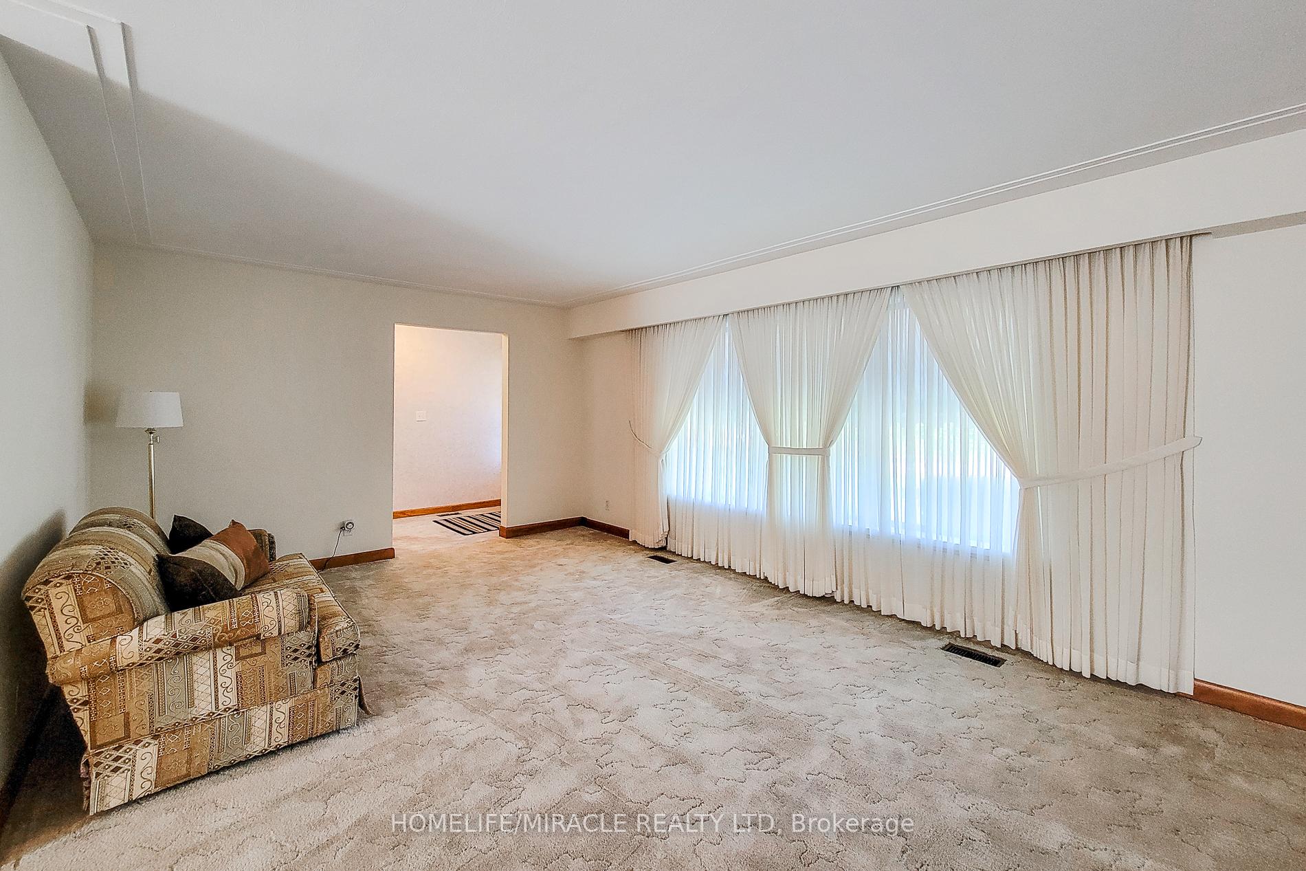 Photo 9 of 18 Manor Place, Hamilton, Stoney Creek — HOMEH