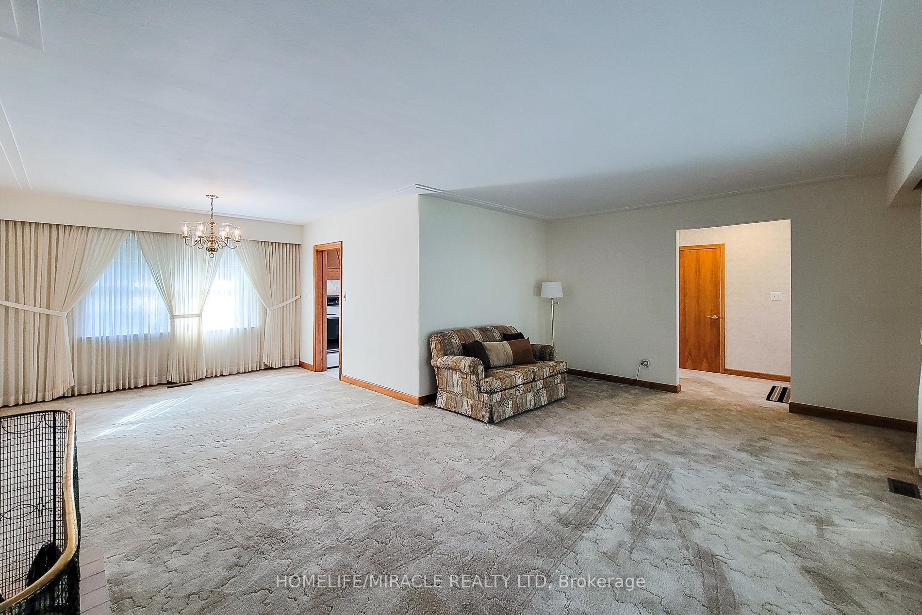 Photo 10 of 18 Manor Place, Hamilton, Stoney Creek — HOMEH