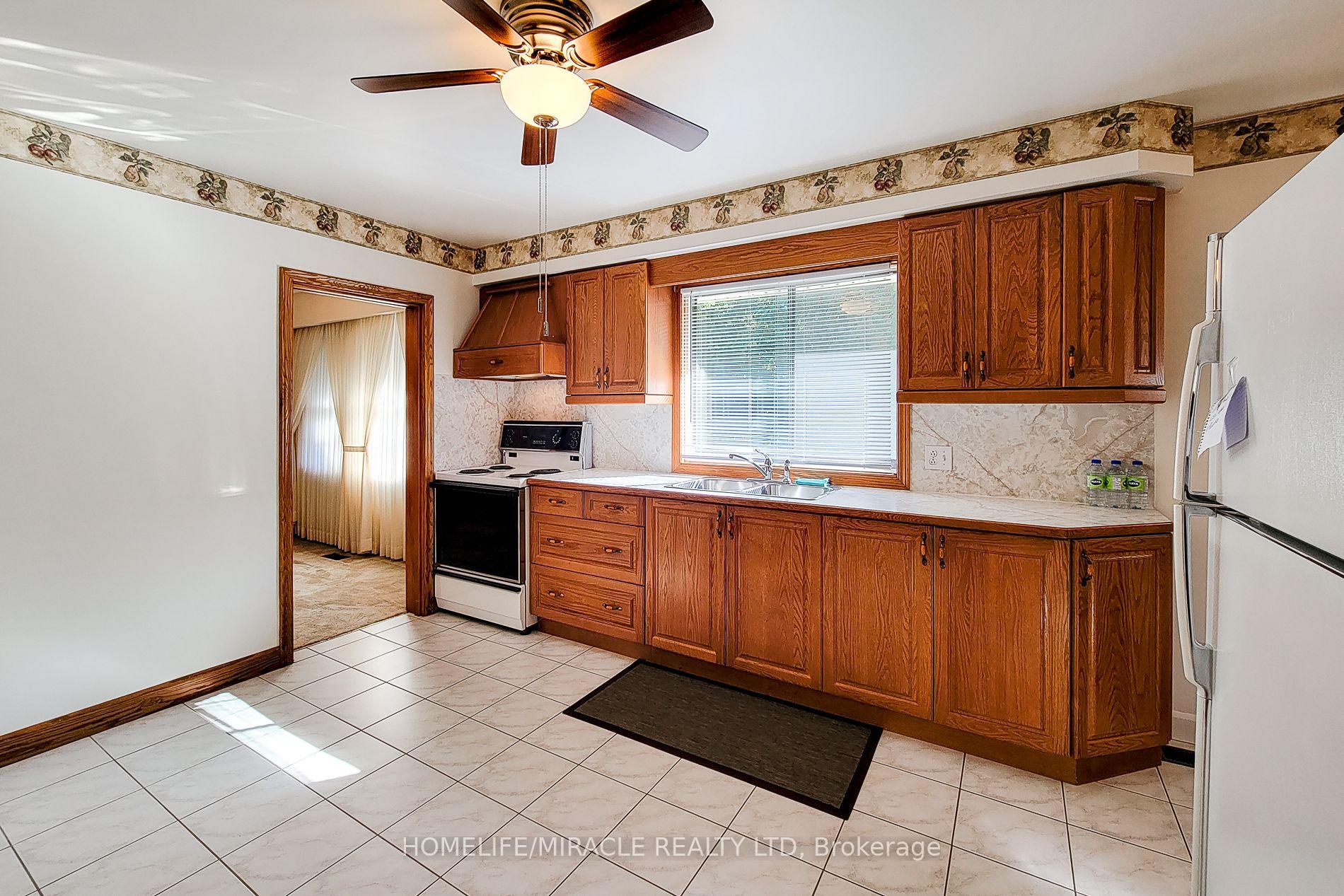 Photo 20 of 18 Manor Place, Hamilton, Stoney Creek — HOMEH