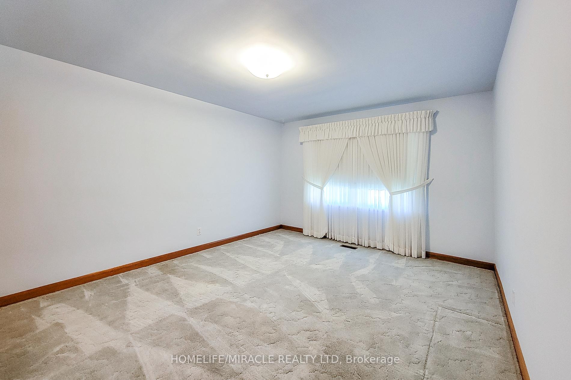 Photo 24 of 18 Manor Place, Hamilton, Stoney Creek — HOMEH