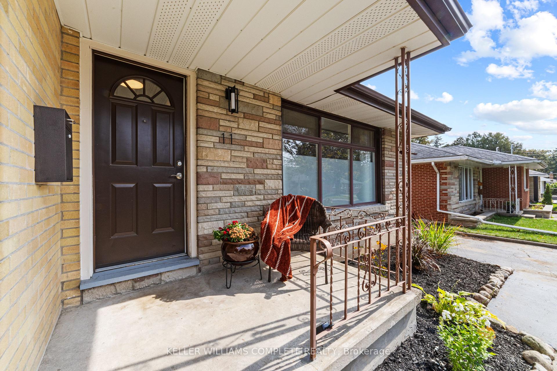 Photo 2 of 11 Calgary Avenue, Guelph, St. George's — HOMEH