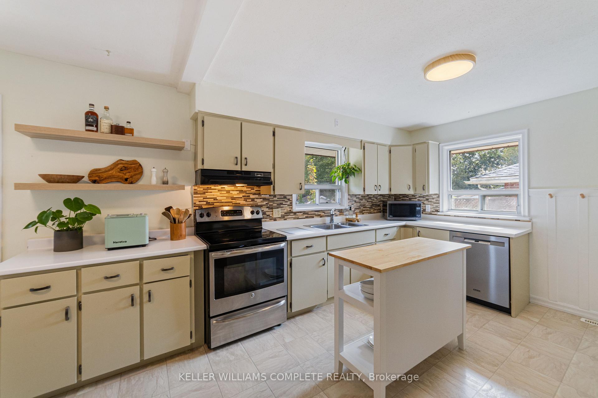 Photo 14 of 11 Calgary Avenue, Guelph, St. George's — HOMEH