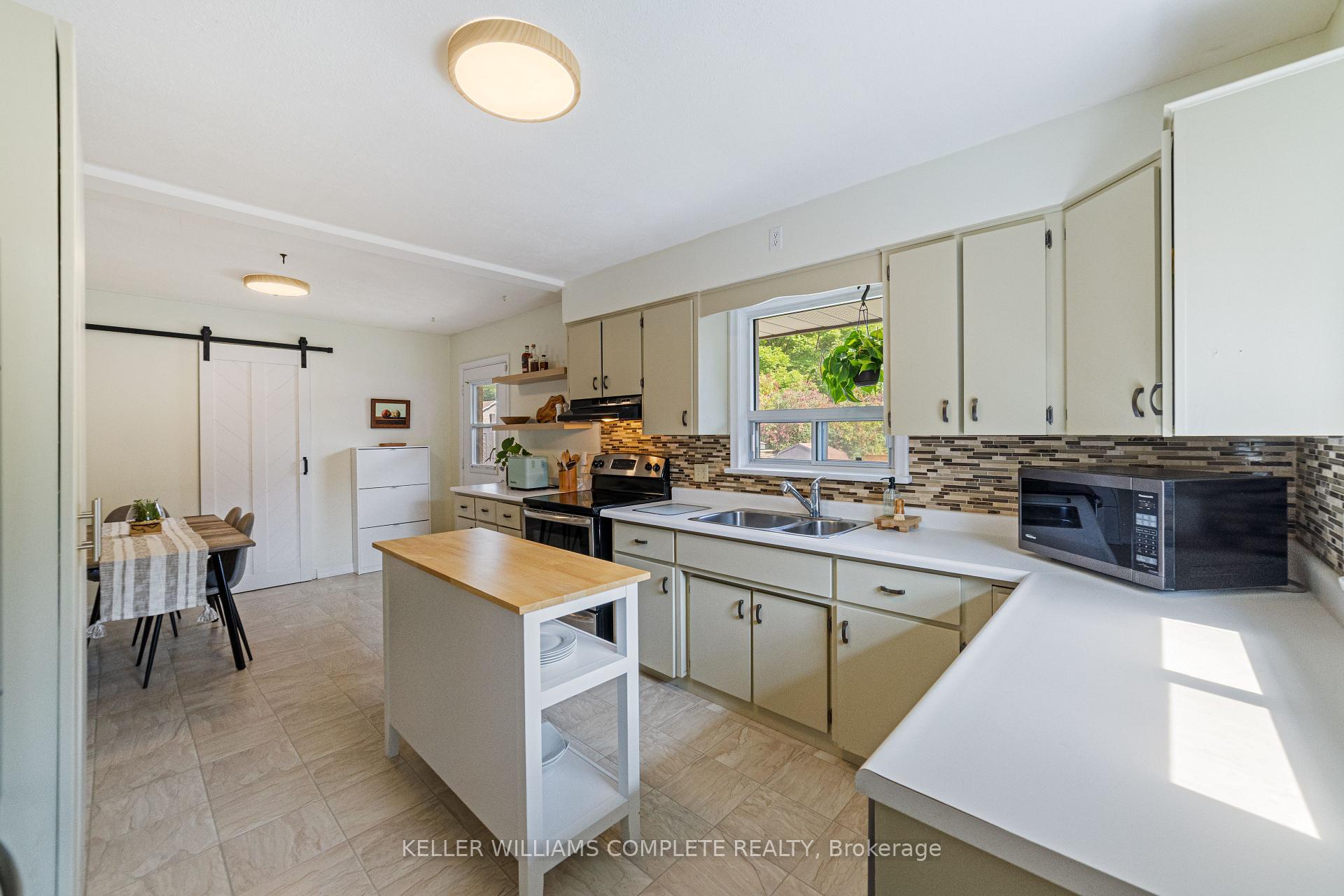 Photo 16 of 11 Calgary Avenue, Guelph, St. George's — HOMEH