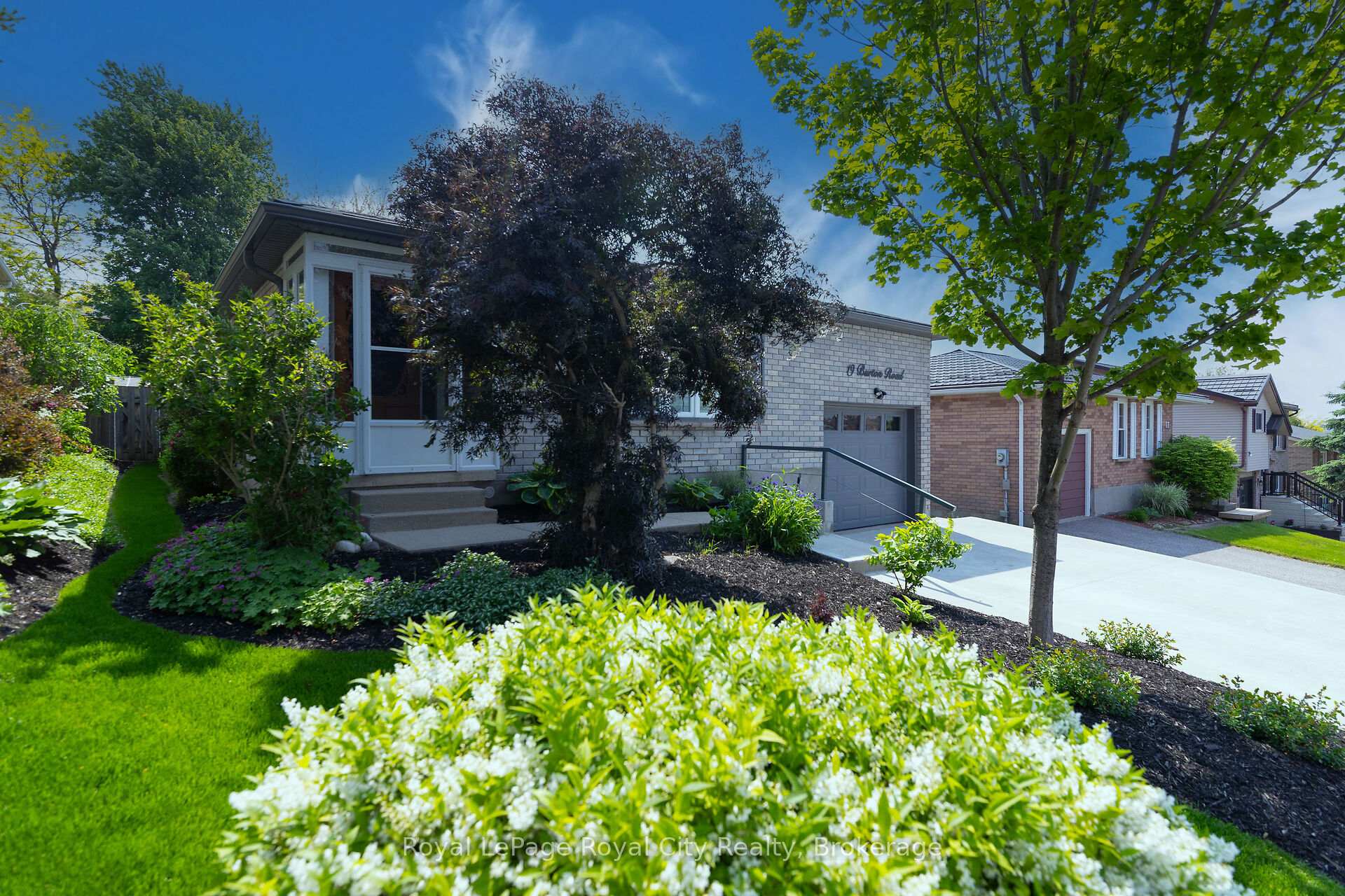 Photo 3 of 19 Burton Road, Guelph, Willow West/Sugarbush/West Acres — HOMEH