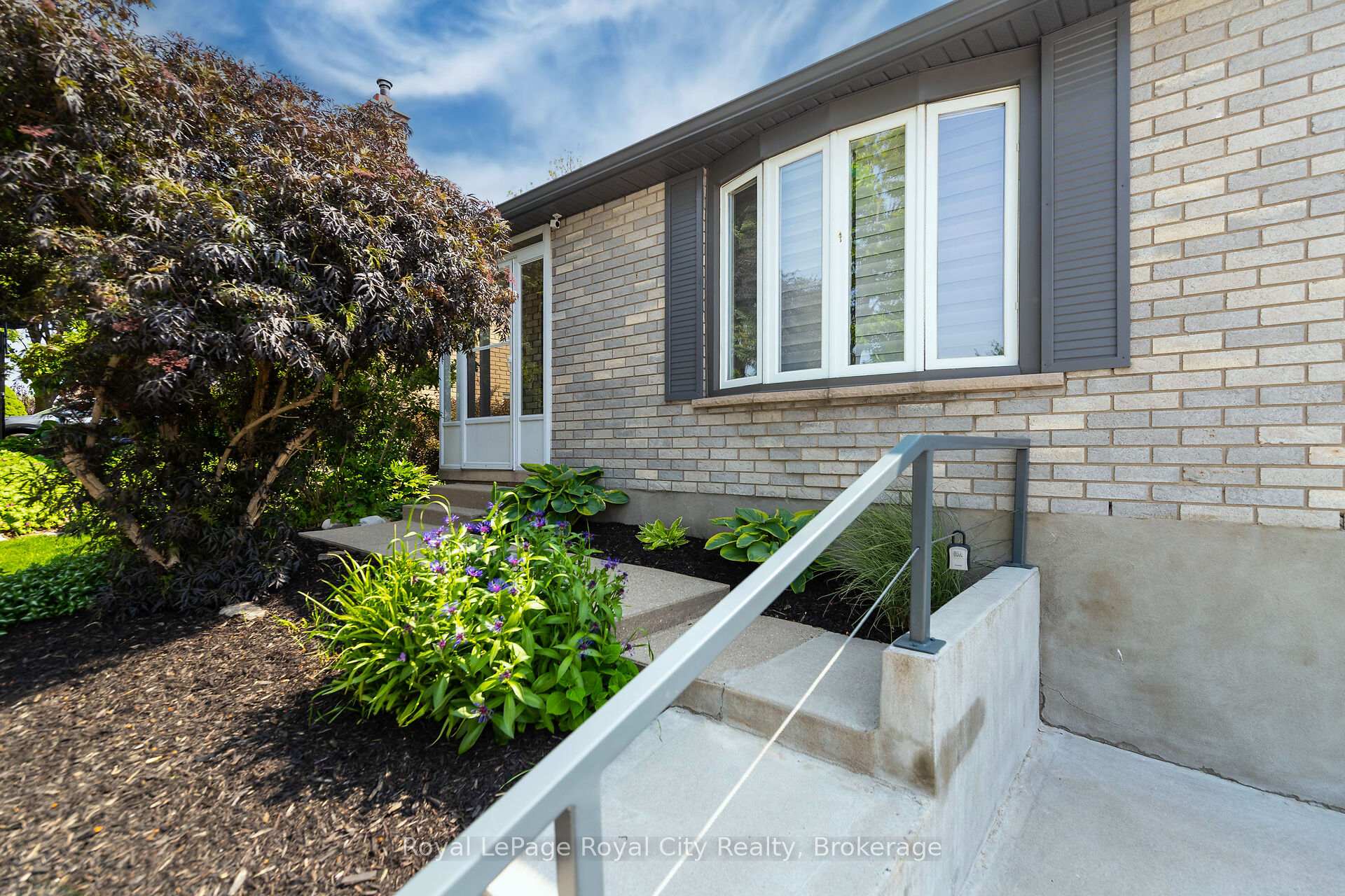 Photo 4 of 19 Burton Road, Guelph, Willow West/Sugarbush/West Acres — HOMEH