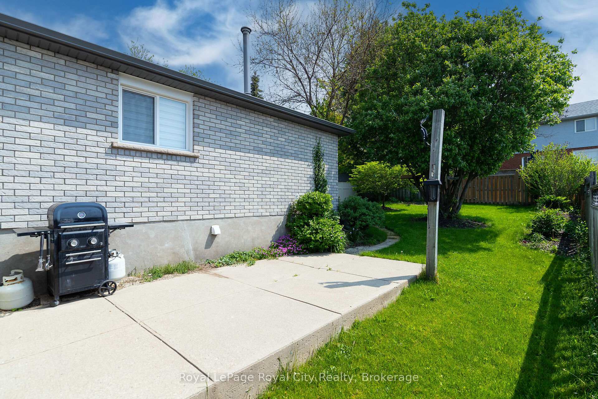 Photo 8 of 19 Burton Road, Guelph, Willow West/Sugarbush/West Acres — HOMEH