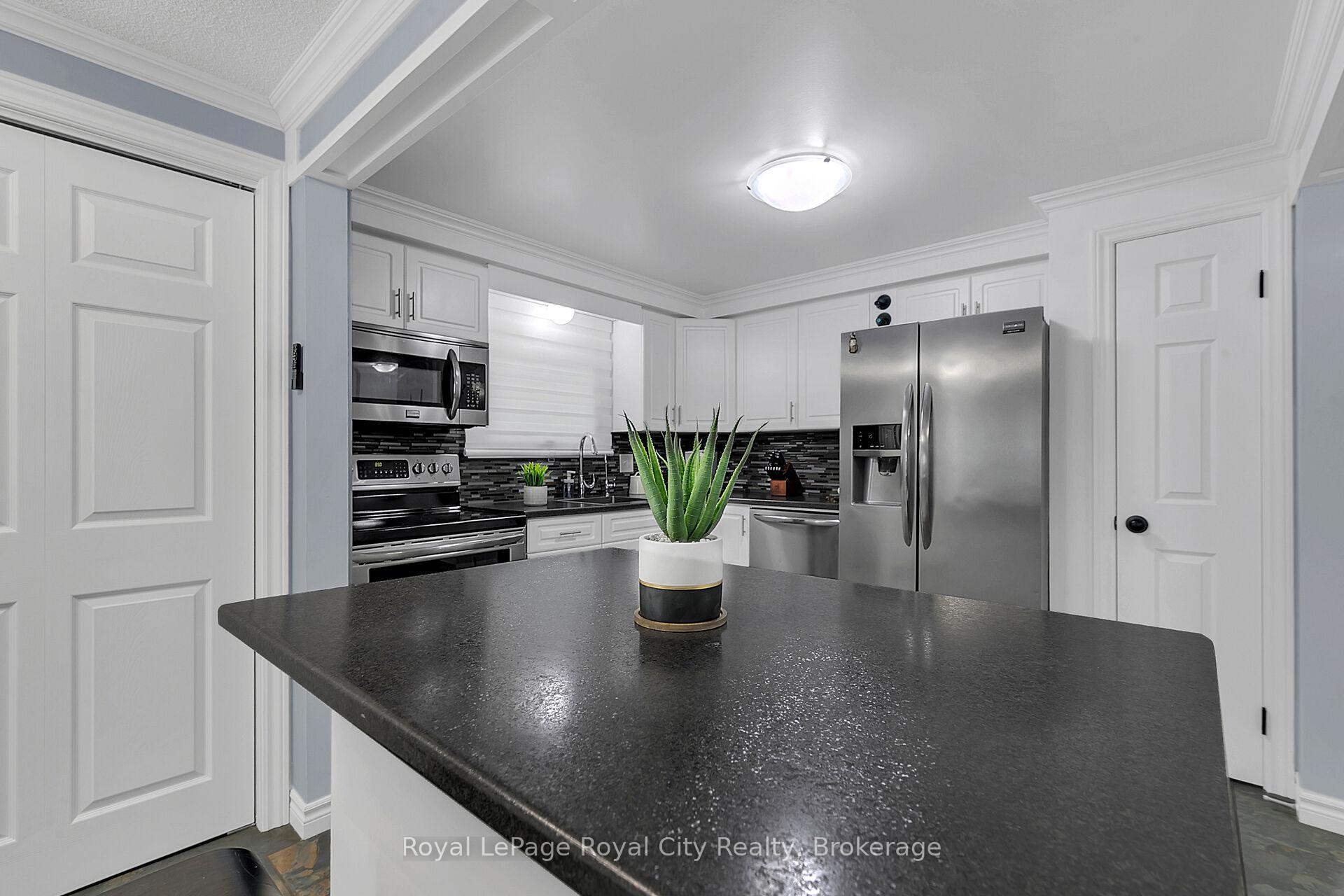 Photo 13 of 19 Burton Road, Guelph, Willow West/Sugarbush/West Acres — HOMEH