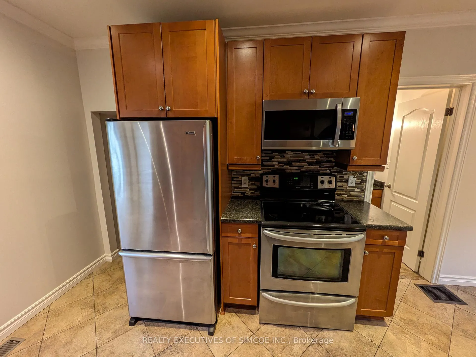Photo 14 of 127 Innisfil Street, Barrie, Sanford — HOMEH
