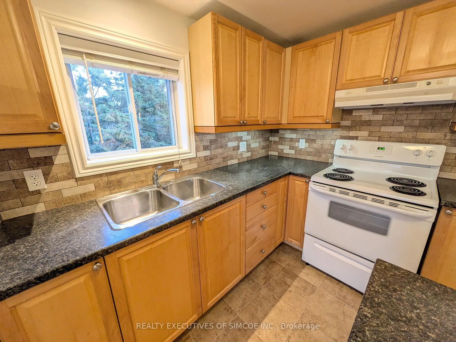 Photo 39 of 127 Innisfil Street, Barrie, Sanford — HOMEH