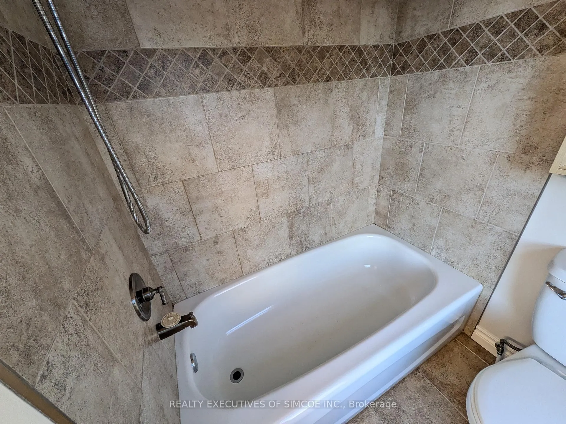 Photo 62 of 127 Innisfil Street, Barrie, Sanford — HOMEH
