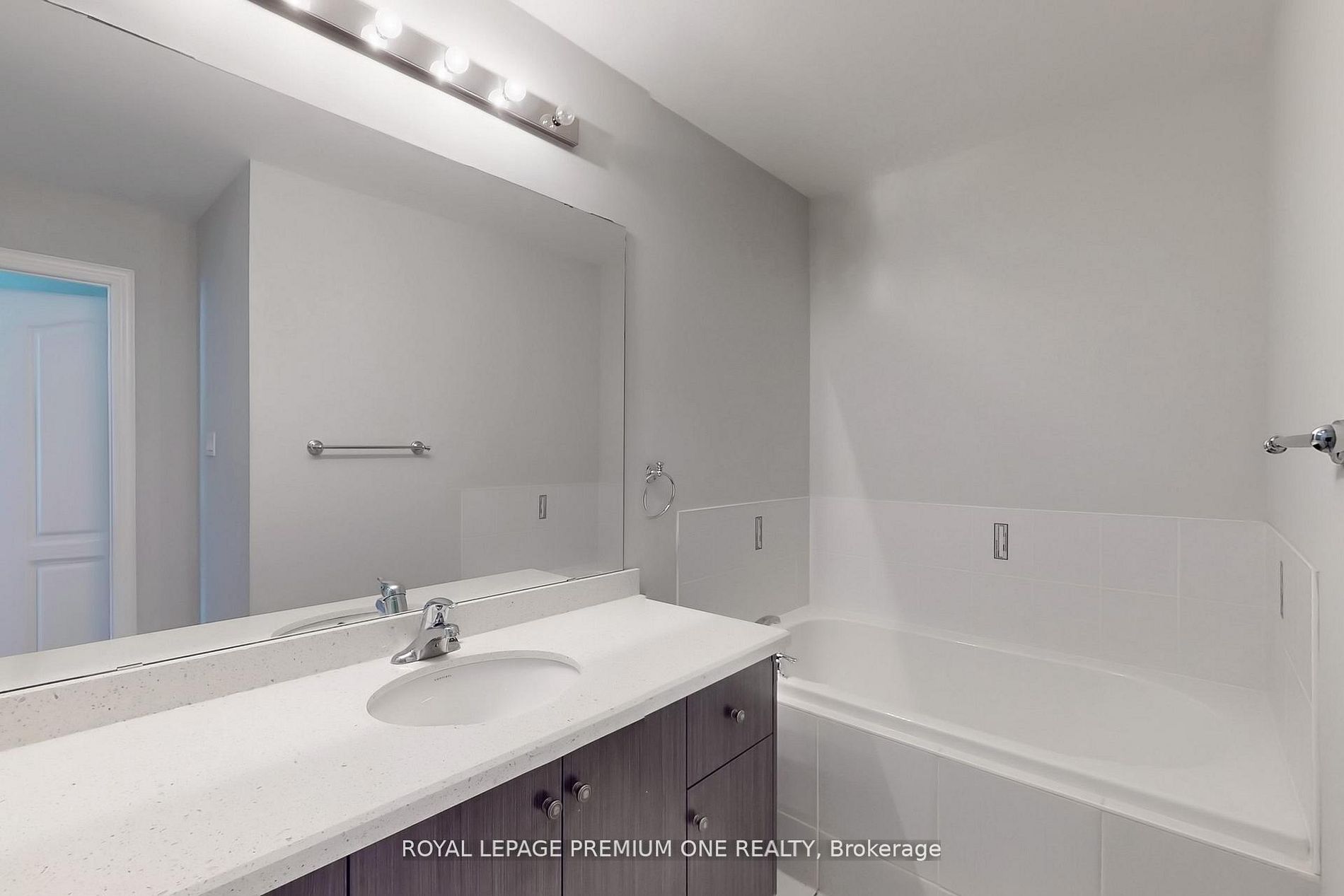 Photo 38 of 71 Dryden Way, Etobicoke, Willowridge-Martingrove-Richview — HOMEH