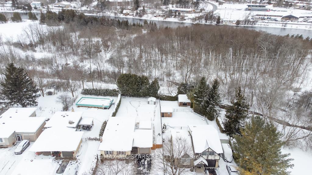 Photo 3 of 922 Ashdale Crescent W, Peterborough, Ashburnham Ward 4 — HOMEH