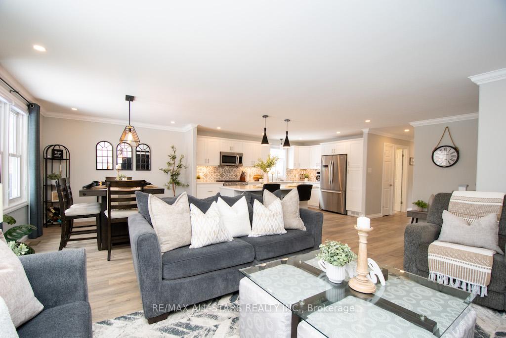 Photo 10 of 922 Ashdale Crescent W, Peterborough, Ashburnham Ward 4 — HOMEH