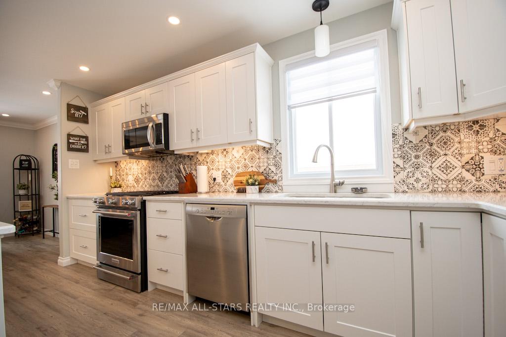 Photo 17 of 922 Ashdale Crescent W, Peterborough, Ashburnham Ward 4 — HOMEH