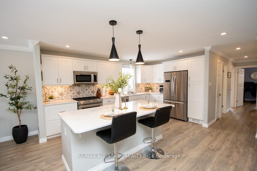 Photo 21 of 922 Ashdale Crescent W, Peterborough, Ashburnham Ward 4 — HOMEH