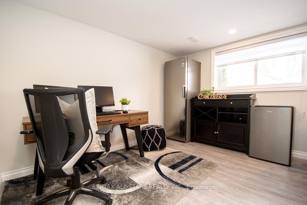 Photo 24 of 922 Ashdale Crescent W, Peterborough, Ashburnham Ward 4 — HOMEH