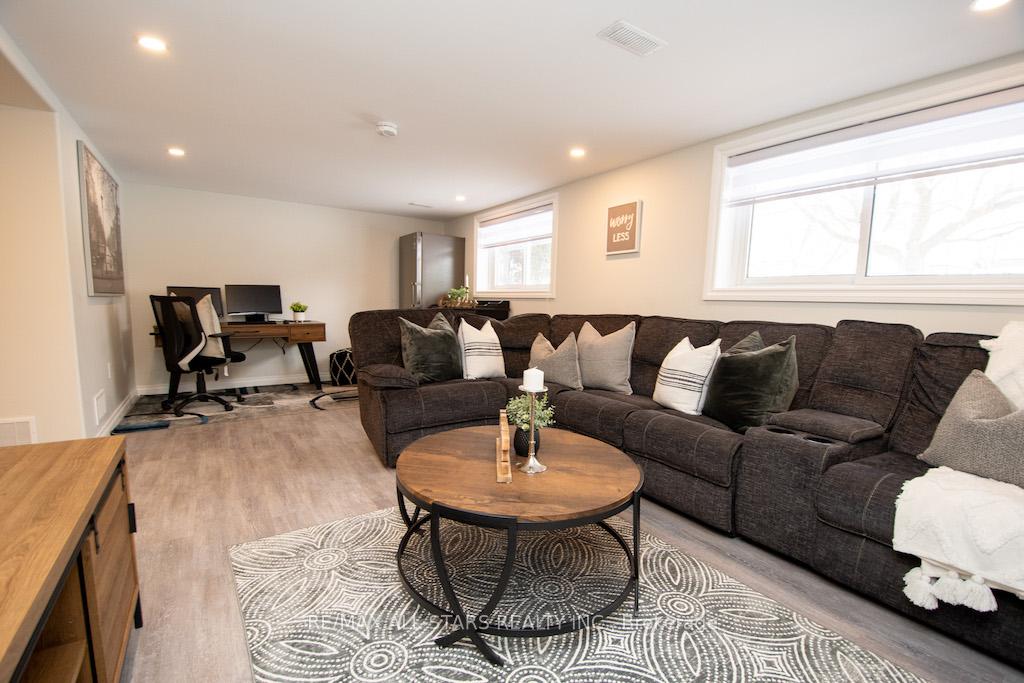 Photo 25 of 922 Ashdale Crescent W, Peterborough, Ashburnham Ward 4 — HOMEH