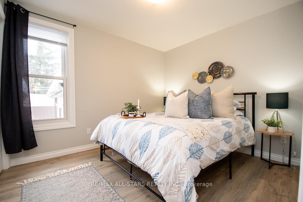 Photo 33 of 922 Ashdale Crescent W, Peterborough, Ashburnham Ward 4 — HOMEH