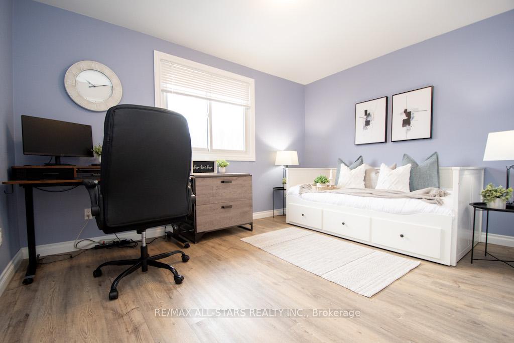 Photo 36 of 922 Ashdale Crescent W, Peterborough, Ashburnham Ward 4 — HOMEH