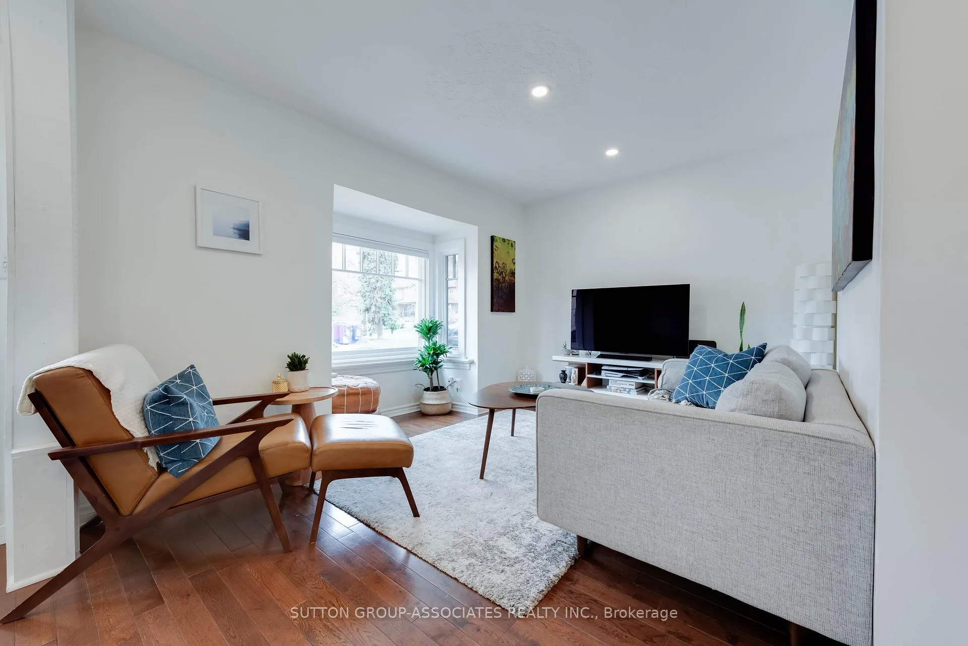Photo 4 of 285 Harvie Avenue, Toronto, Caledonia-Fairbank — HOMEH