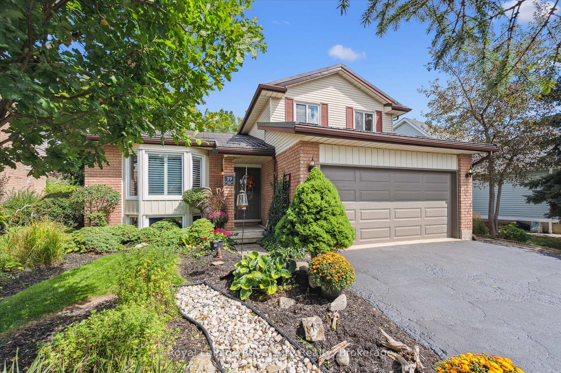 Photo 3 of 39 Greenwich Drive, Guelph, Willow West/Sugarbush/West Acres — HOMEH
