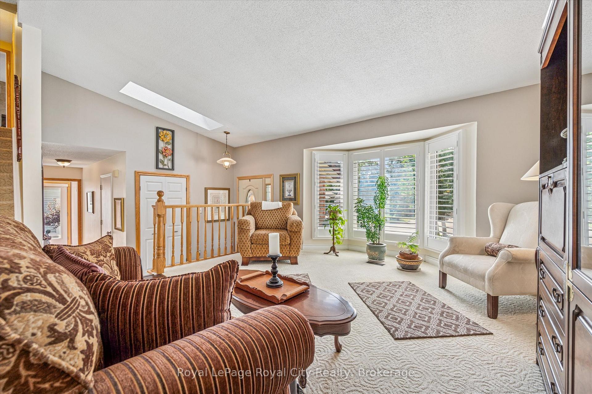 Photo 5 of 39 Greenwich Drive, Guelph, Willow West/Sugarbush/West Acres — HOMEH