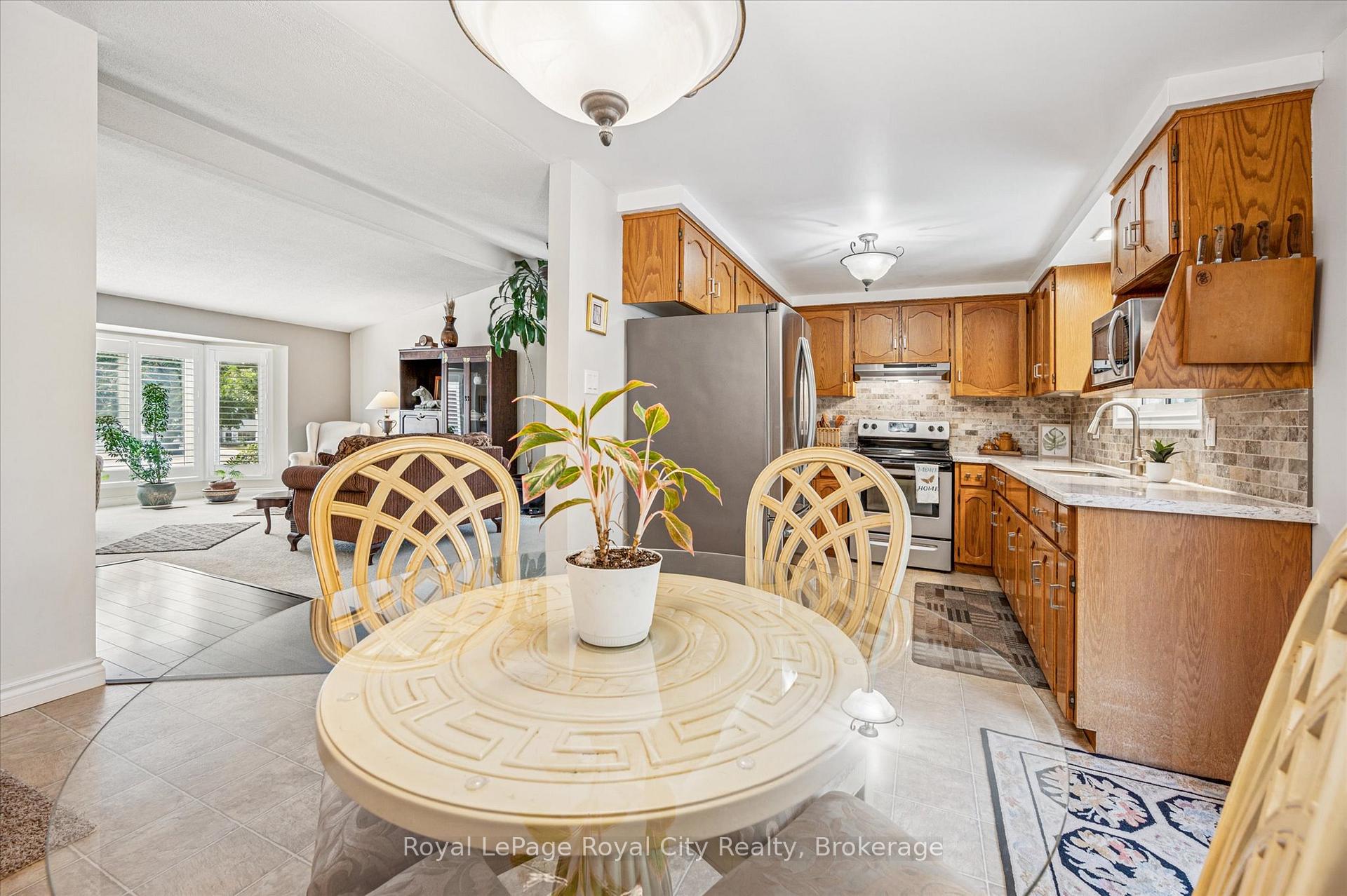 Photo 9 of 39 Greenwich Drive, Guelph, Willow West/Sugarbush/West Acres — HOMEH