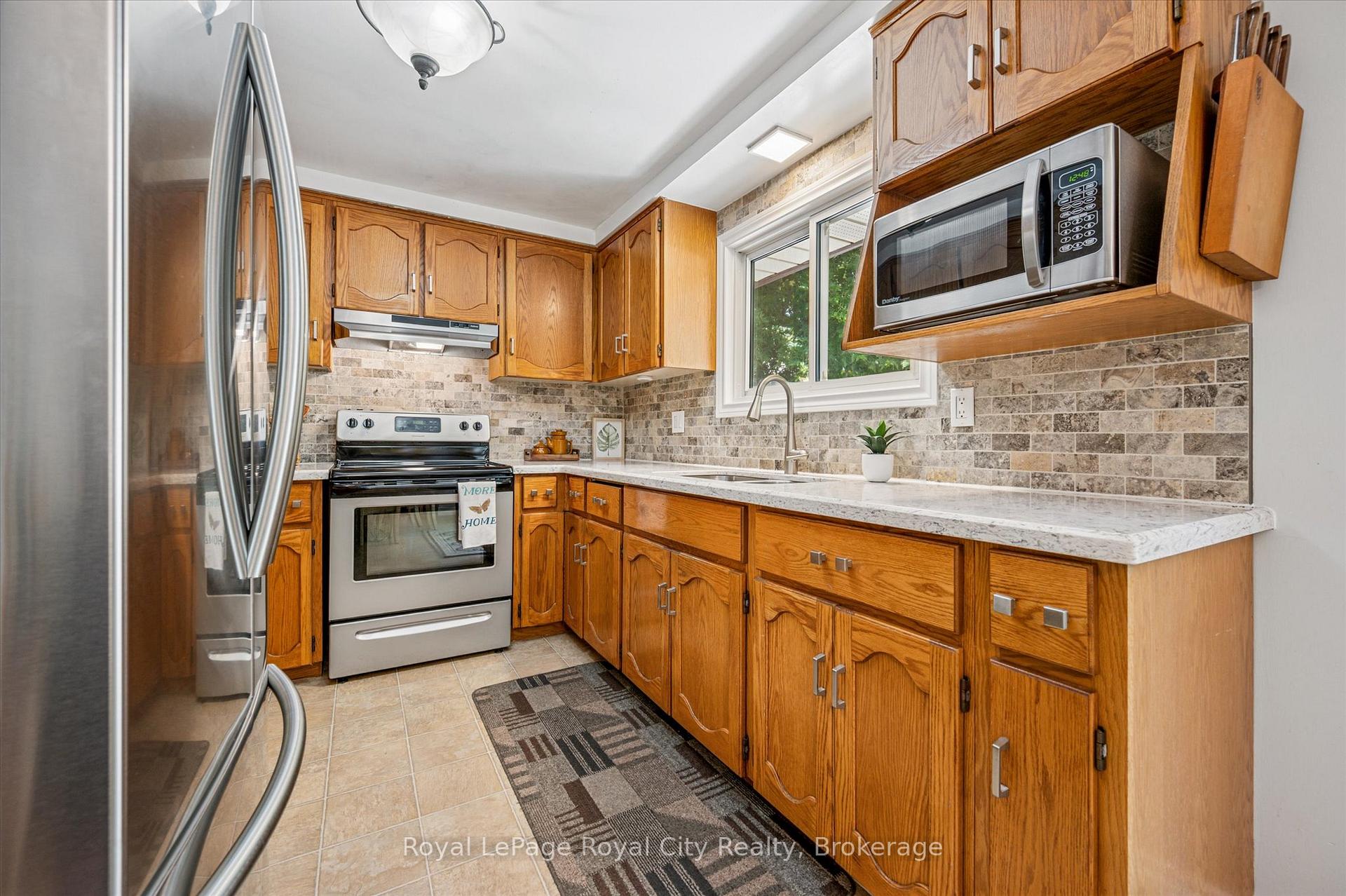 Photo 10 of 39 Greenwich Drive, Guelph, Willow West/Sugarbush/West Acres — HOMEH