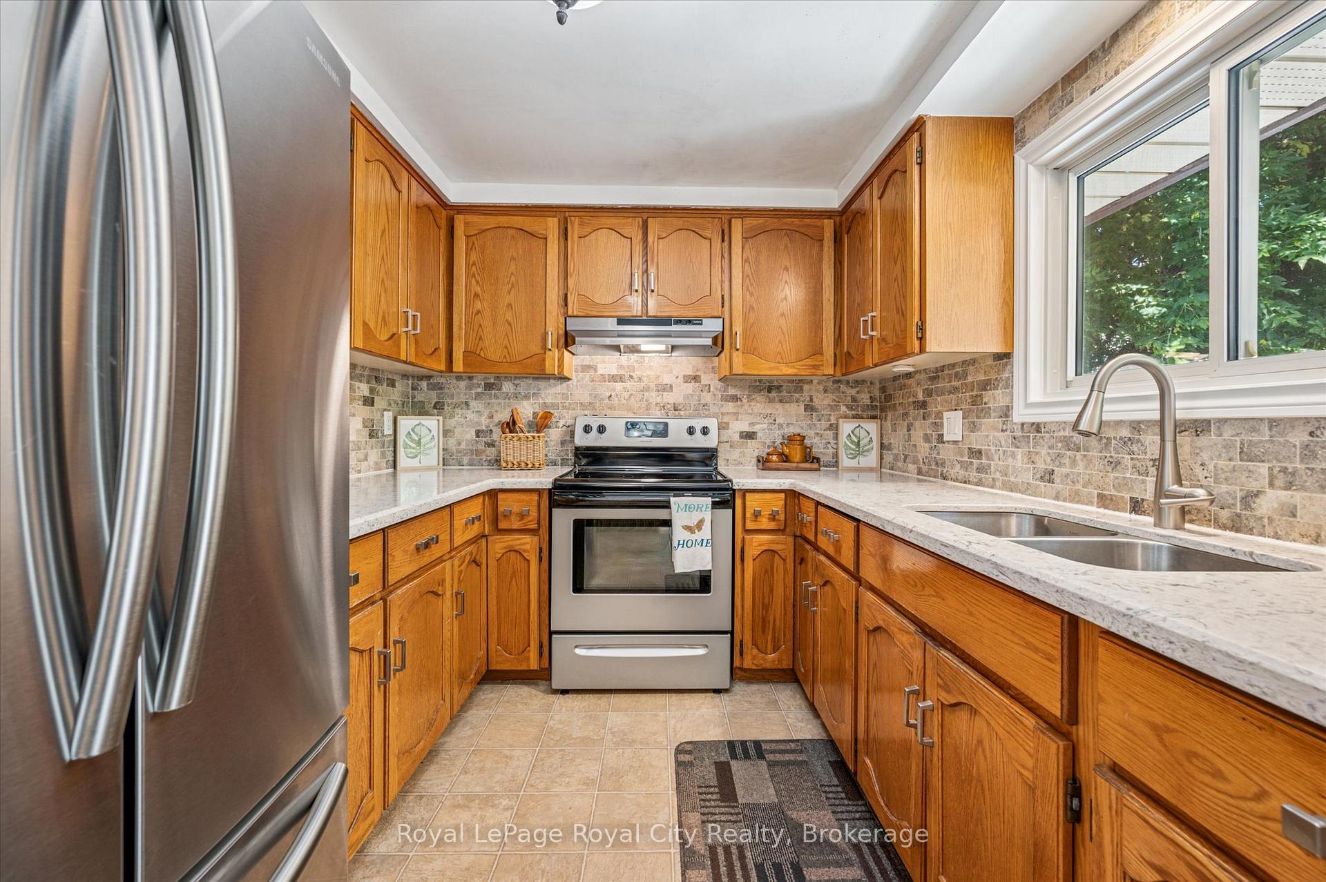 Photo 11 of 39 Greenwich Drive, Guelph, Willow West/Sugarbush/West Acres — HOMEH