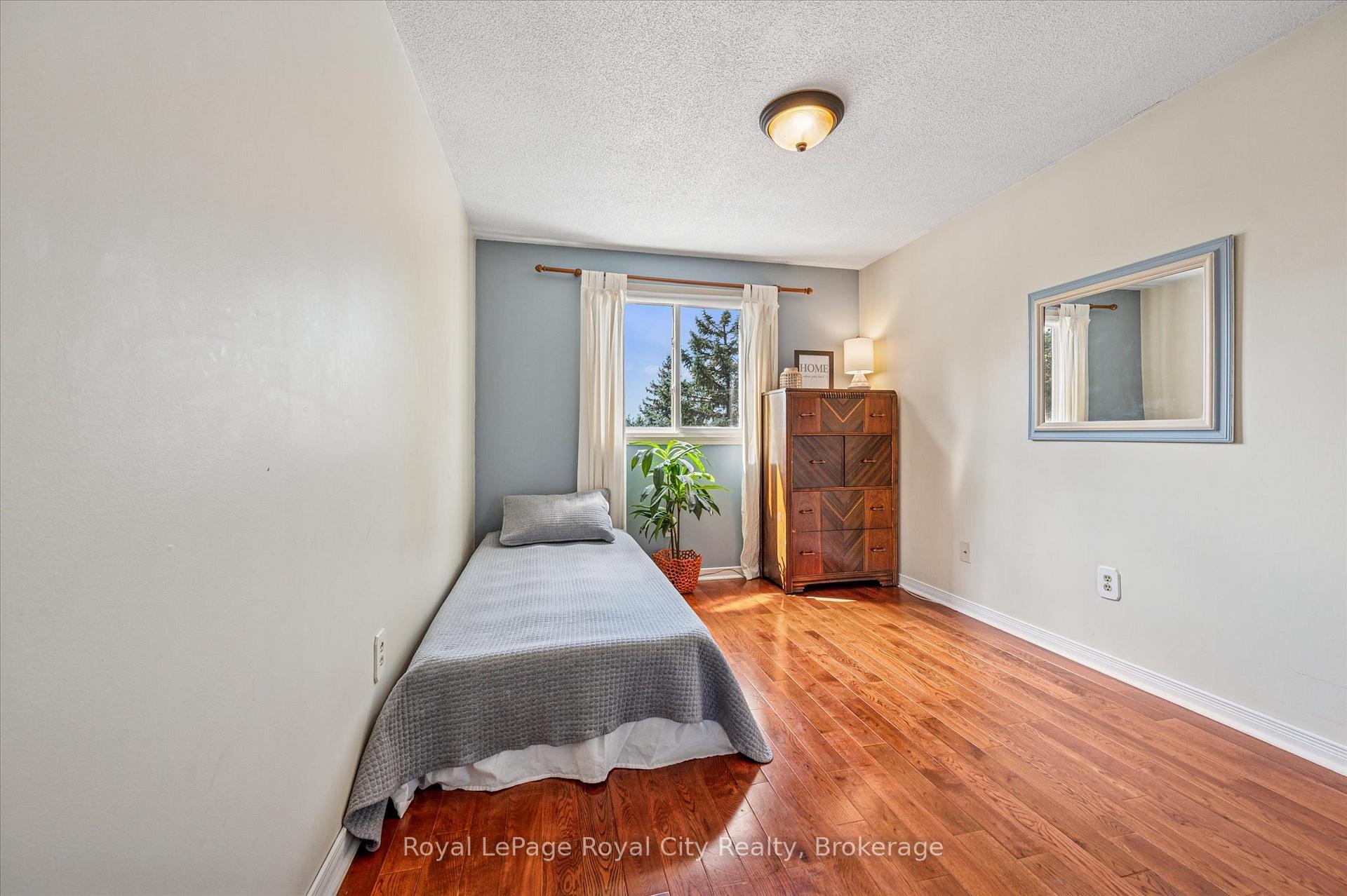 Photo 19 of 39 Greenwich Drive, Guelph, Willow West/Sugarbush/West Acres — HOMEH