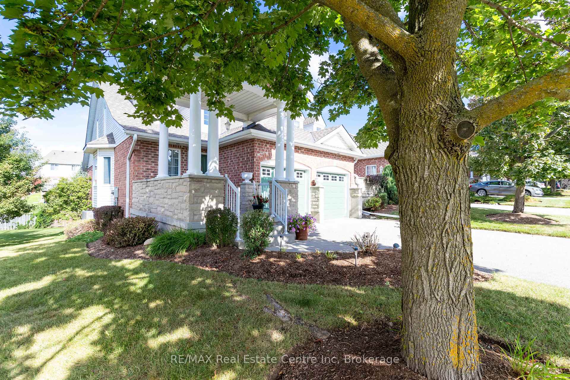 Photo 2 of 19 Terraview Crescent, Guelph, Kortright West — HOMEH