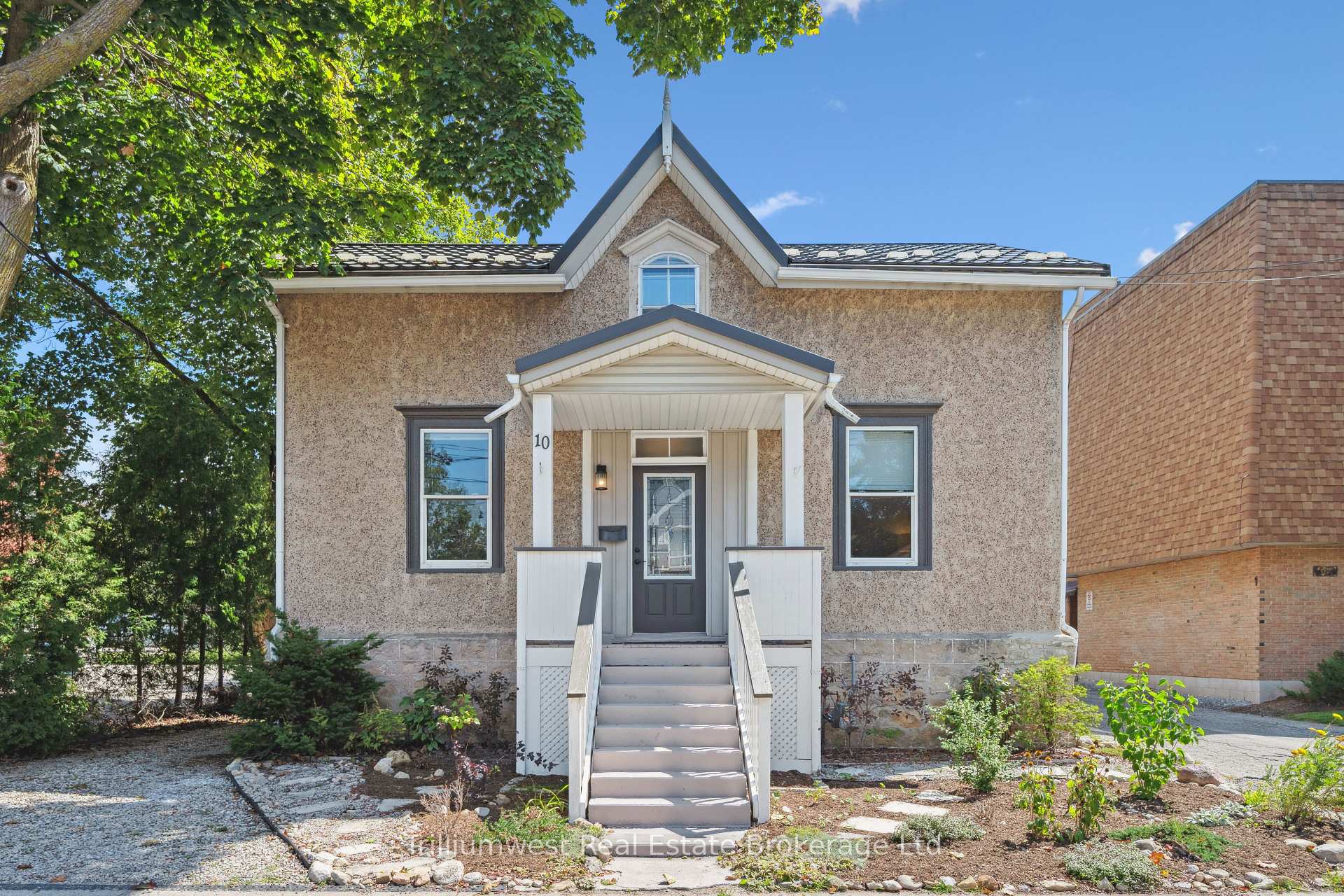 Front of 10 James Street W