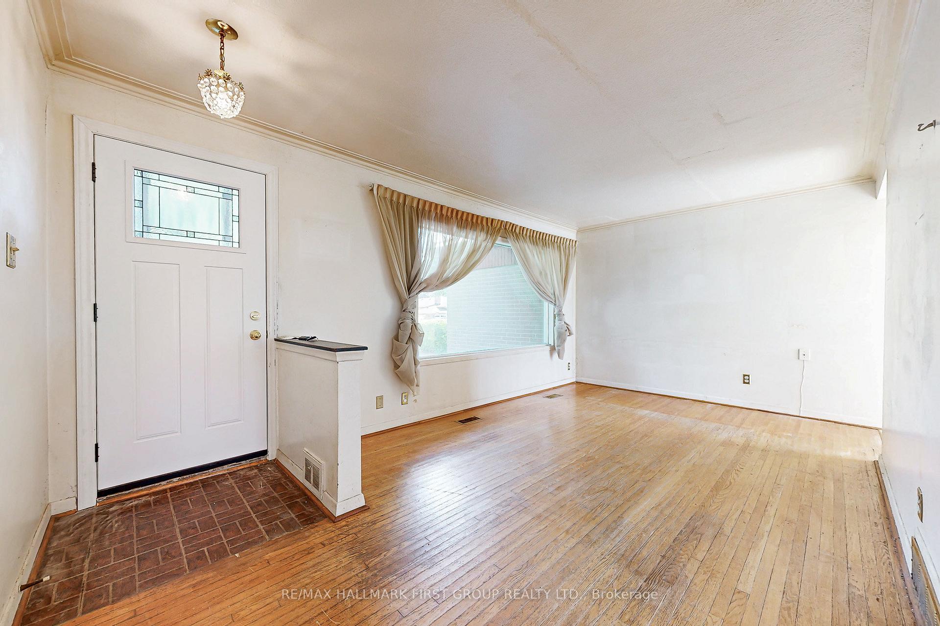 Photo 3 of 14 Heatherwood Road, Ajax, South East — HOMEH