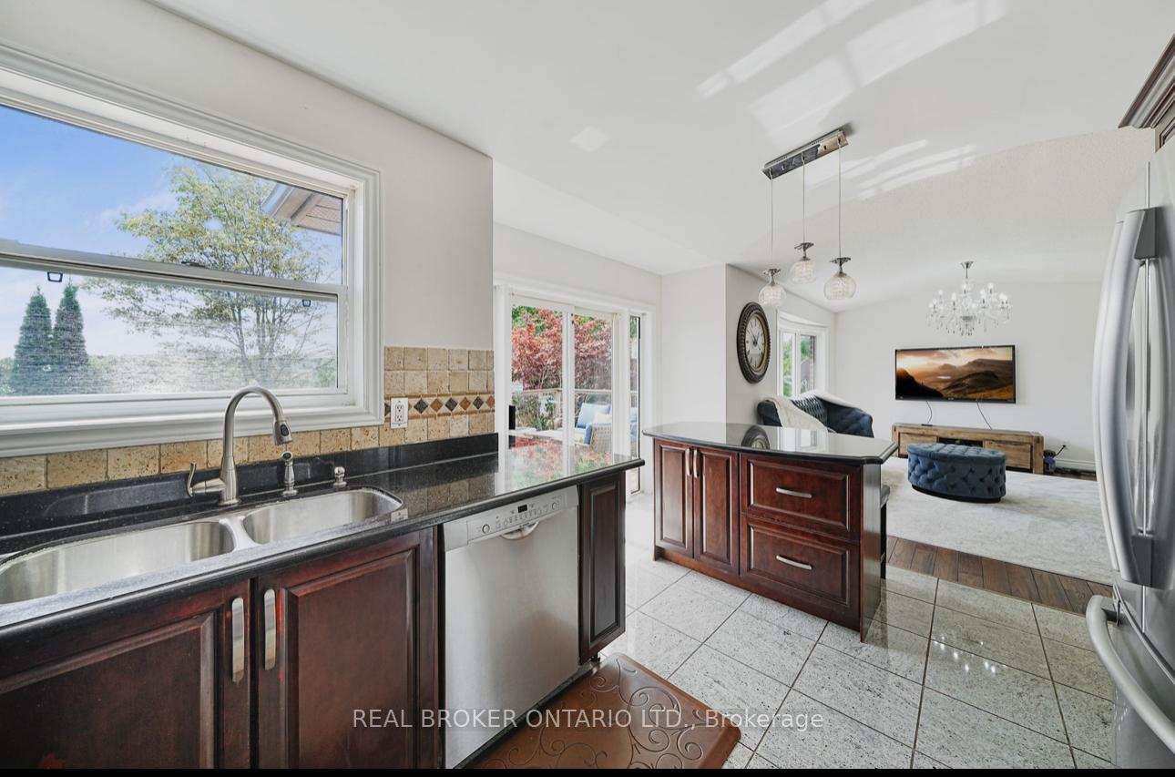 Photo 11 of 39 Woodroof Crescent, Aurora, Bayview Wellington — HOMEH