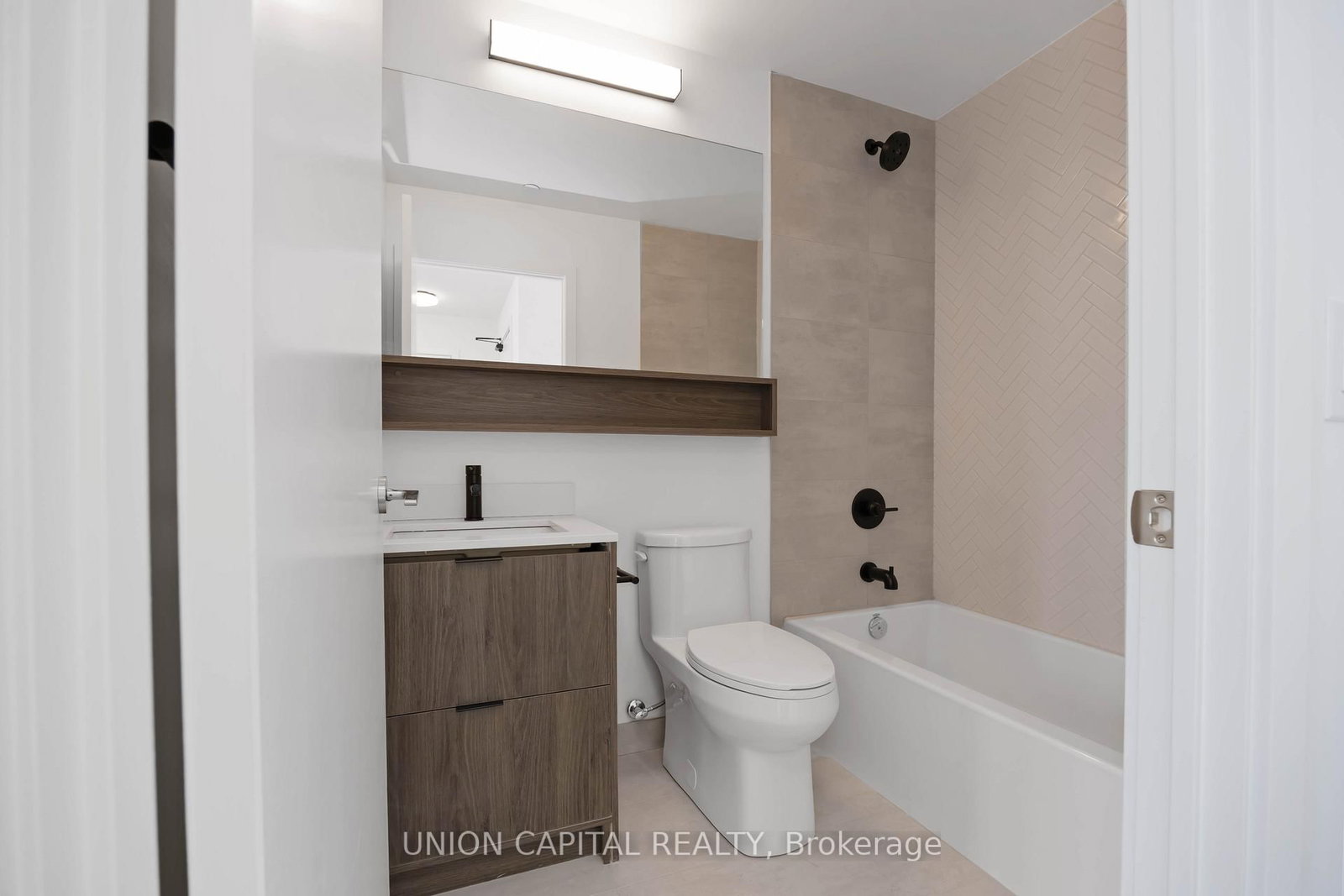 Photo 5 of Unit 511, 8888 Yonge St, Richmond Hill, South Richvale — HOMEH