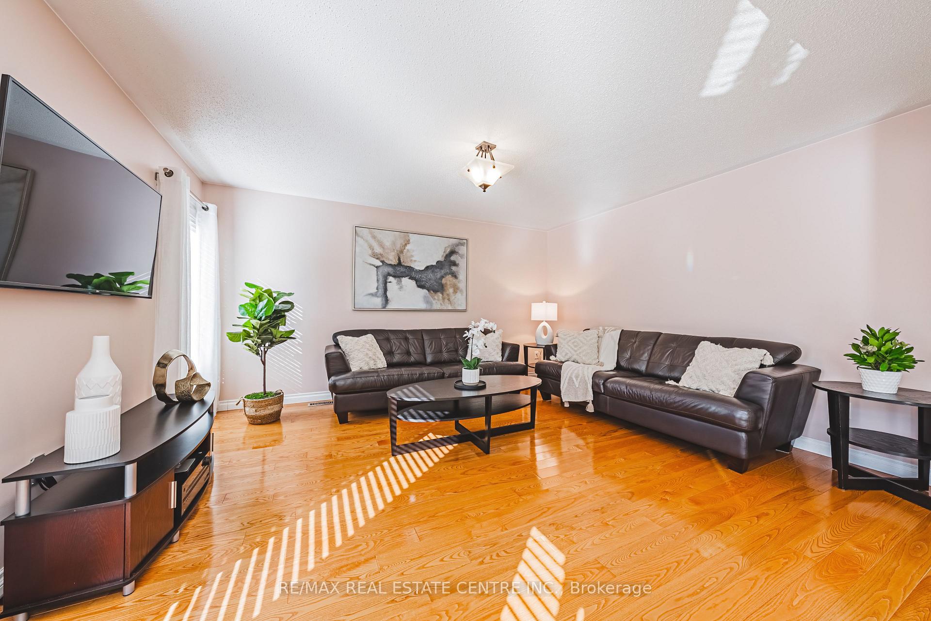 Photo 9 of 939 Mcduffe Crescent, Milton, Beaty — HOMEH