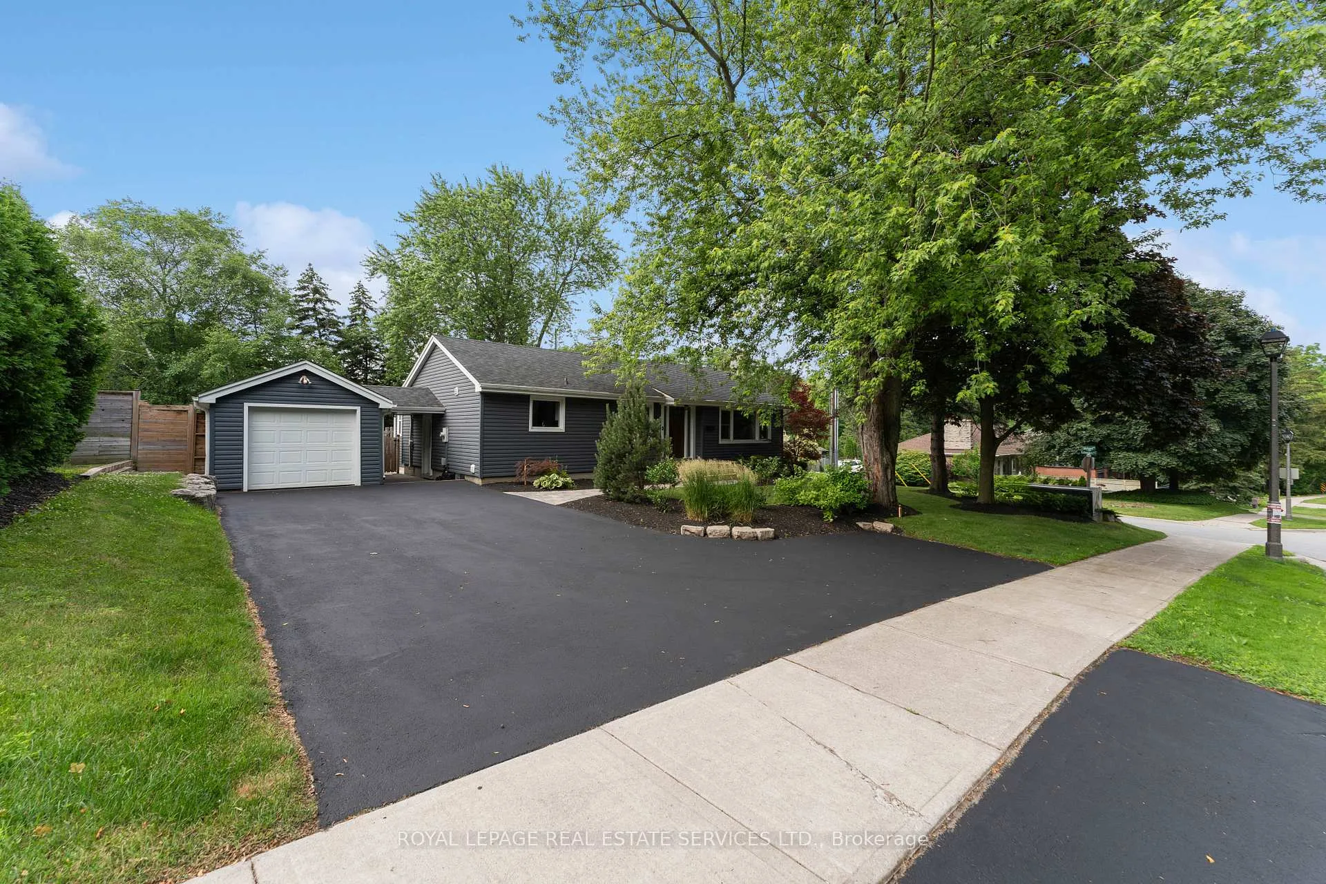 Photo 2 of 136 Mohawk Road, Hamilton, Ancaster — HOMEH