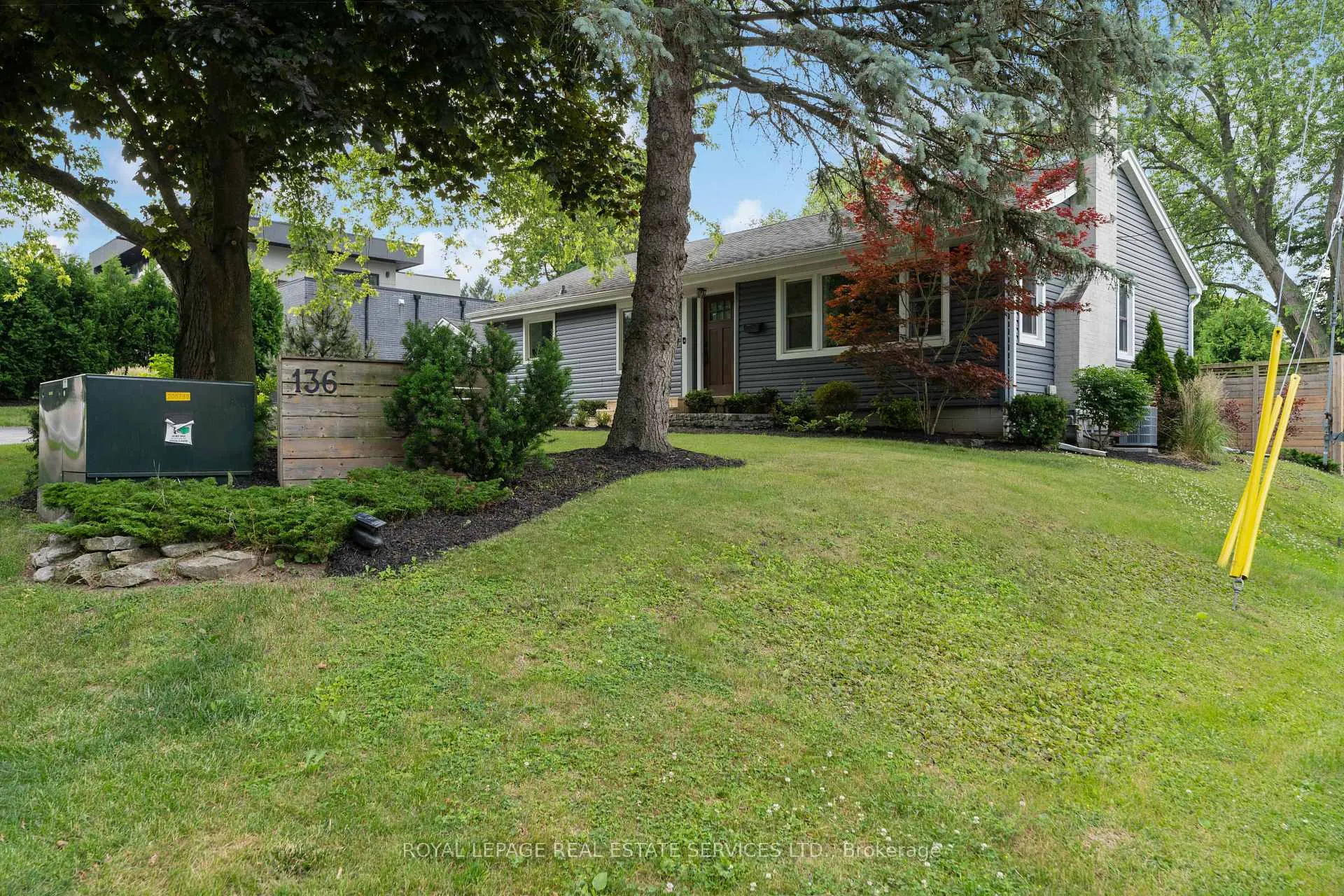 Photo 3 of 136 Mohawk Road, Hamilton, Ancaster — HOMEH