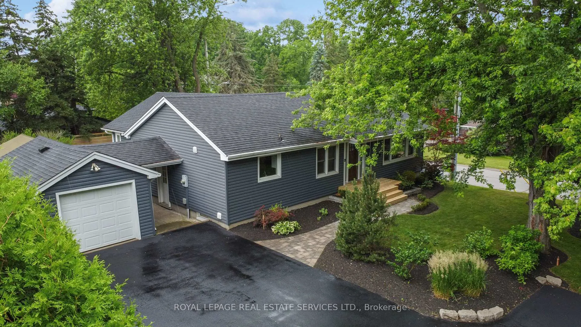 Photo 4 of 136 Mohawk Road, Hamilton, Ancaster — HOMEH