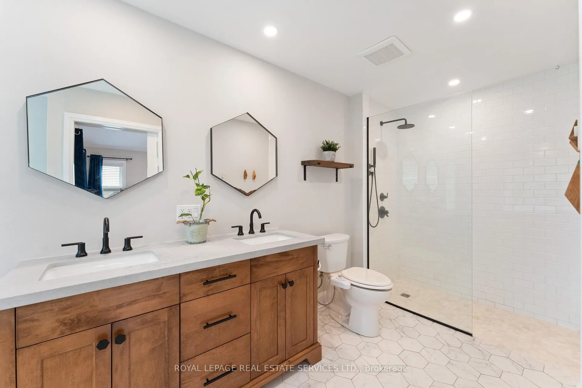 Photo 23 of 136 Mohawk Road, Hamilton, Ancaster — HOMEH