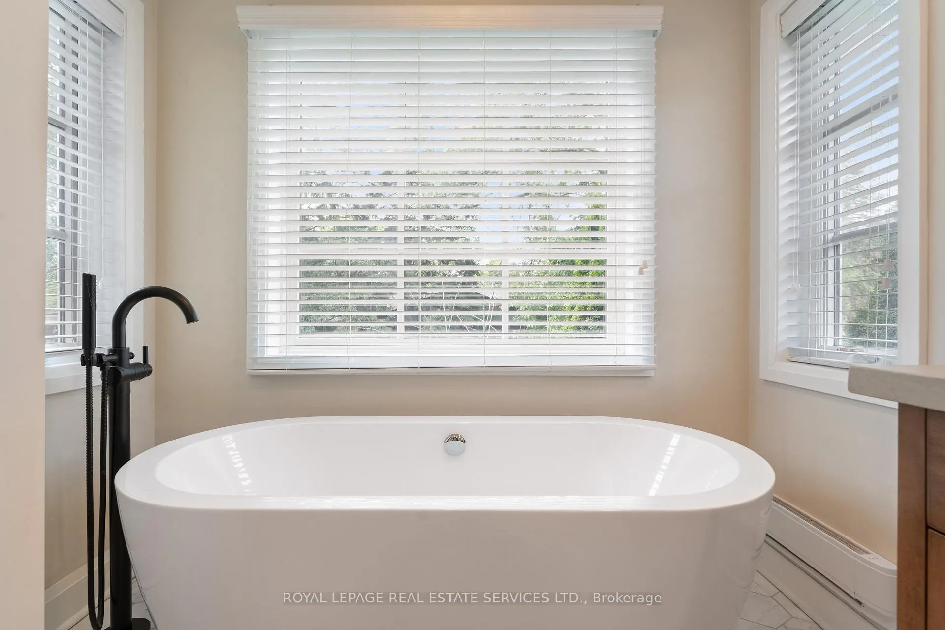 Photo 24 of 136 Mohawk Road, Hamilton, Ancaster — HOMEH