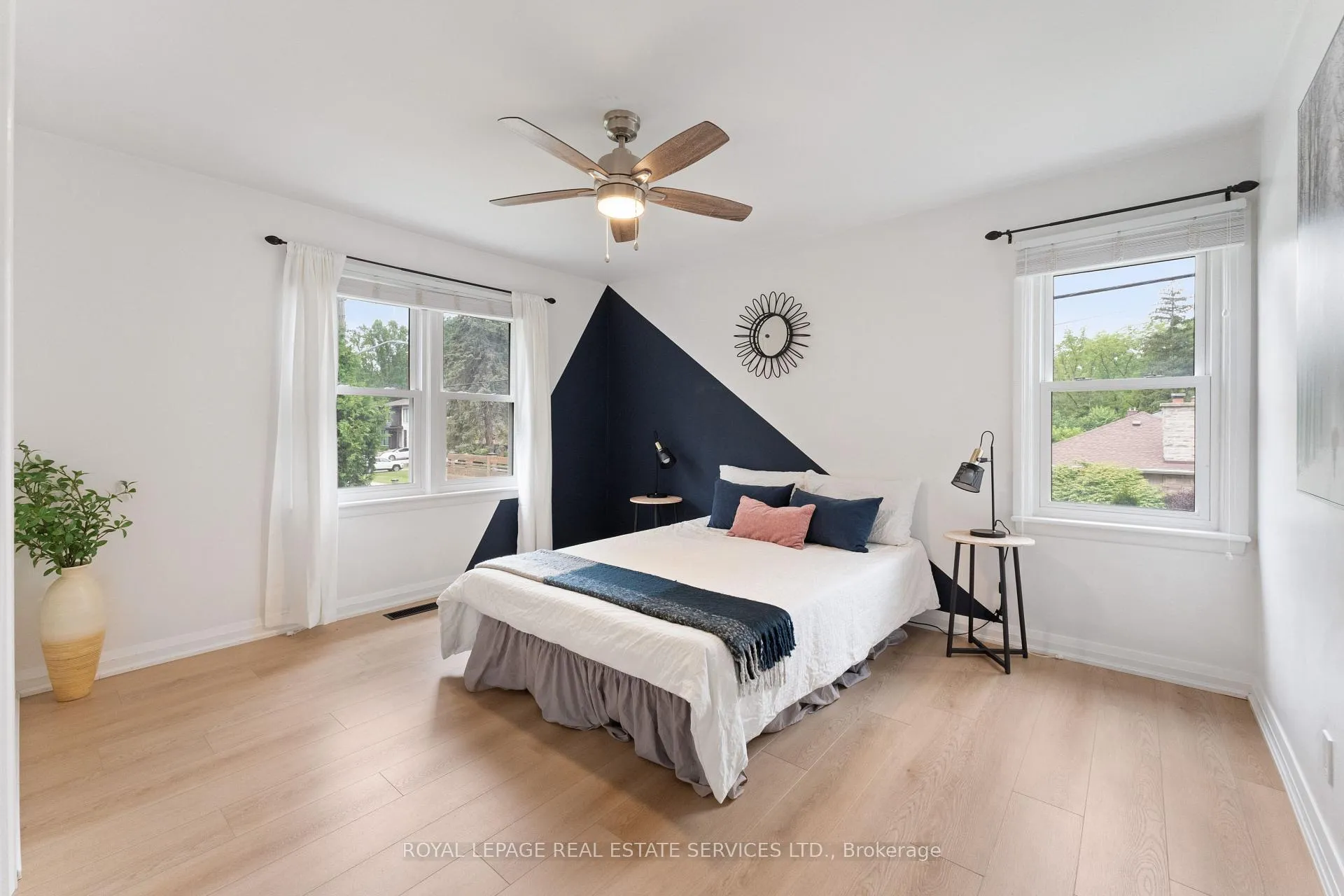 Photo 25 of 136 Mohawk Road, Hamilton, Ancaster — HOMEH