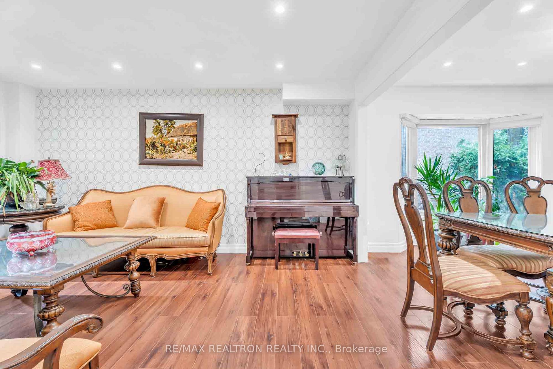 Photo 4 of 111 Devins Drive, Aurora, Aurora Heights — HOMEH